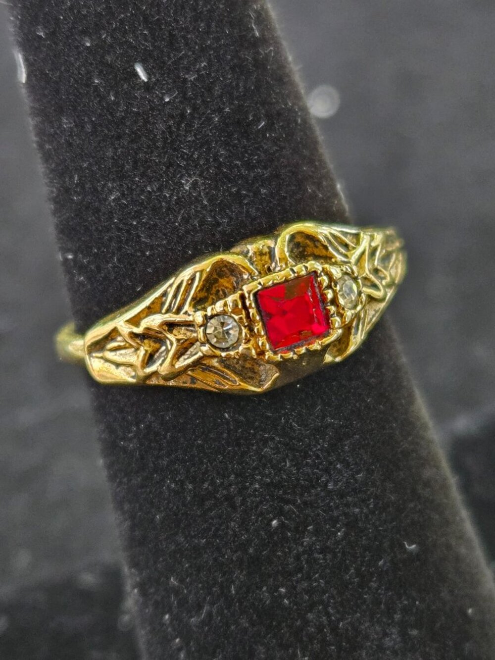 Vintage Avon Treasured Memories Ring gold tone size 6